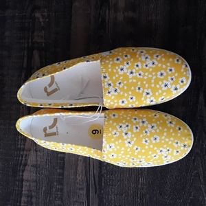 New with tag Report sneakers size 9. Color yellow.